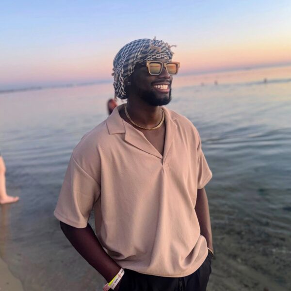 Mo